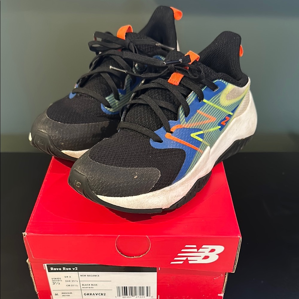 New Balance Kids' Rave Run v2 Black and Blue Shoes, boys’ size 3.5